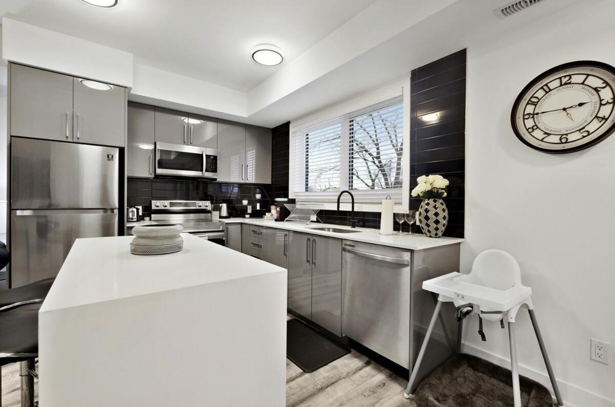 New Stylish 2br With Sofa Bed, 7 Mins To And Sleeps 6 *
