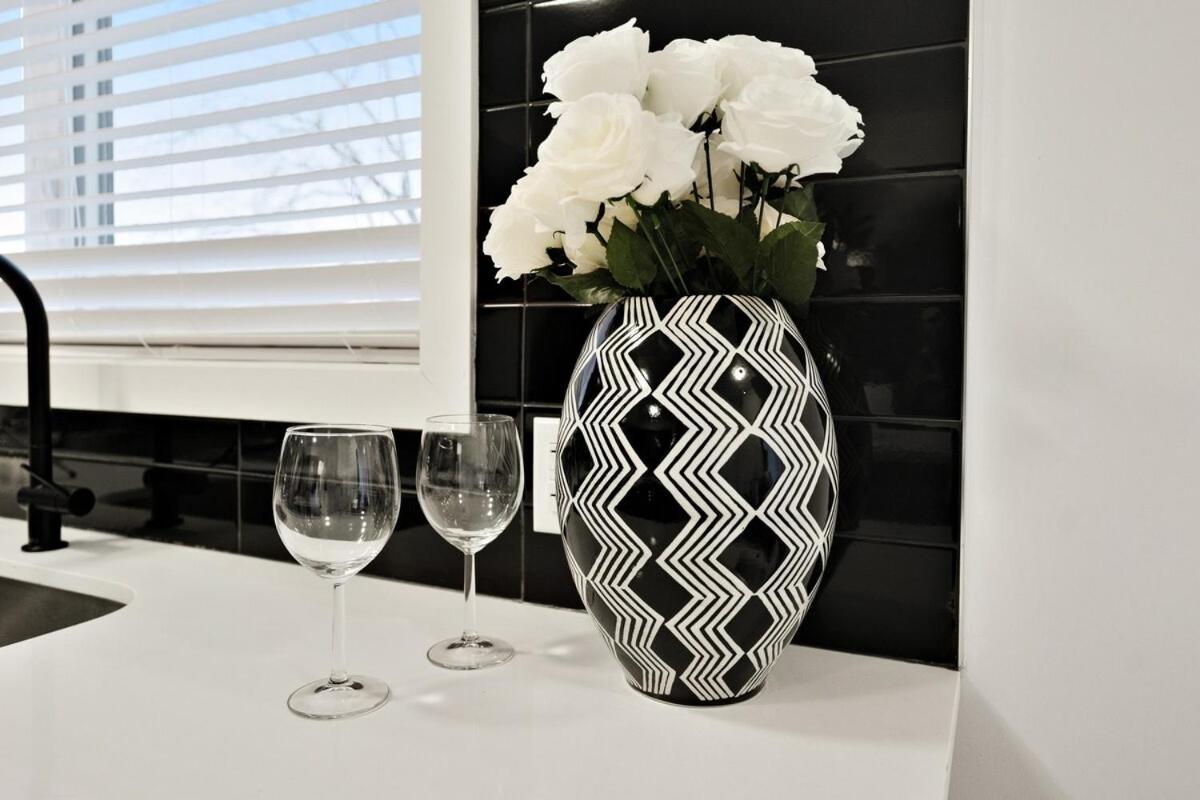 Apartment New Stylish 2br With Sofa Bed, 7 Mins To And Sleeps 6 *